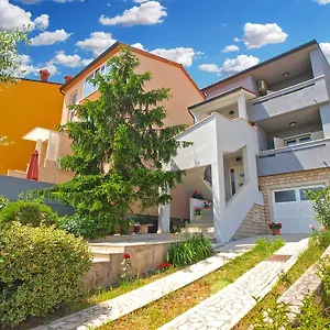 apartments-nadija-1366.pula-hotels.org/